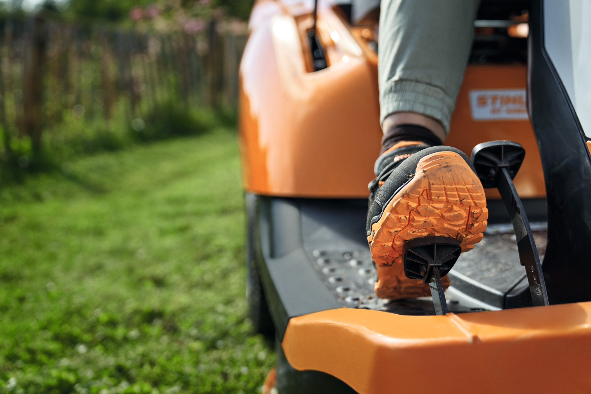 STIHL RT 4097 SX lawn mower, 12HP petrol power, cutting width 95 cm, cutting capacity up to 6000 m²